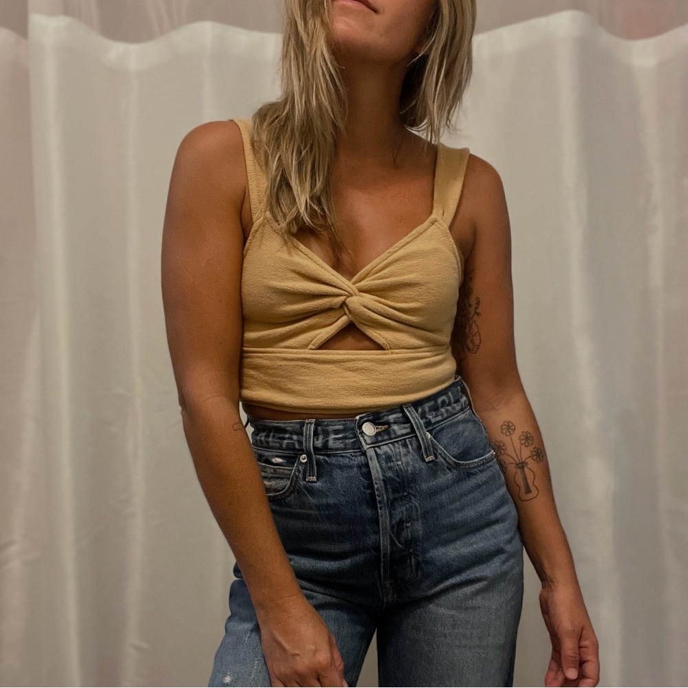 🔻SOLD🔻Madewell Cut Out Knot Front Crop Top